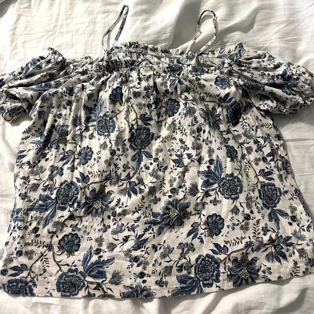 h&m white blue floral cold shoulder crop top in size s in good condition